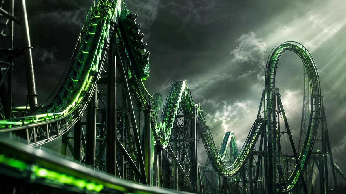 Rel roller coaster berliku naik turun di bawah langit mendung
